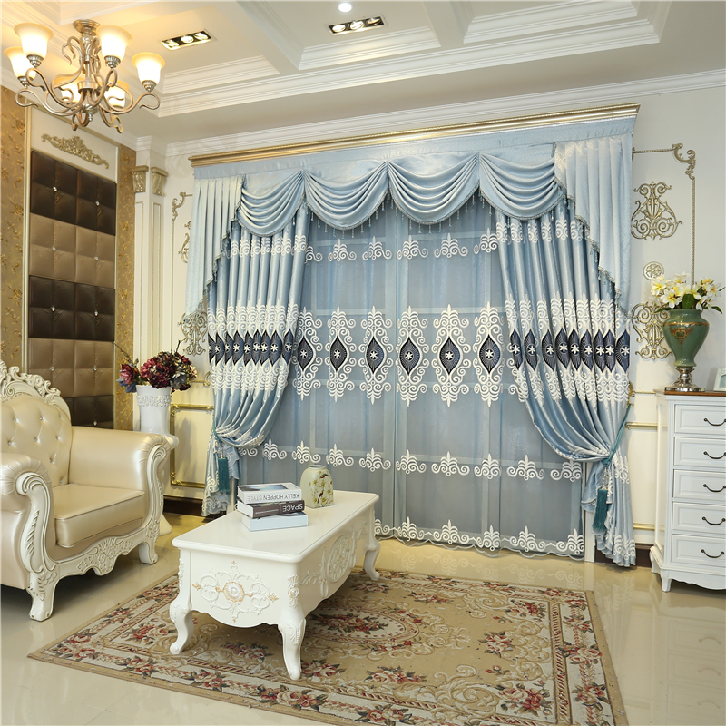Thiết kế rèm vải cho phòng khách biệt thự cổ điển đẹp và ấn tượng.