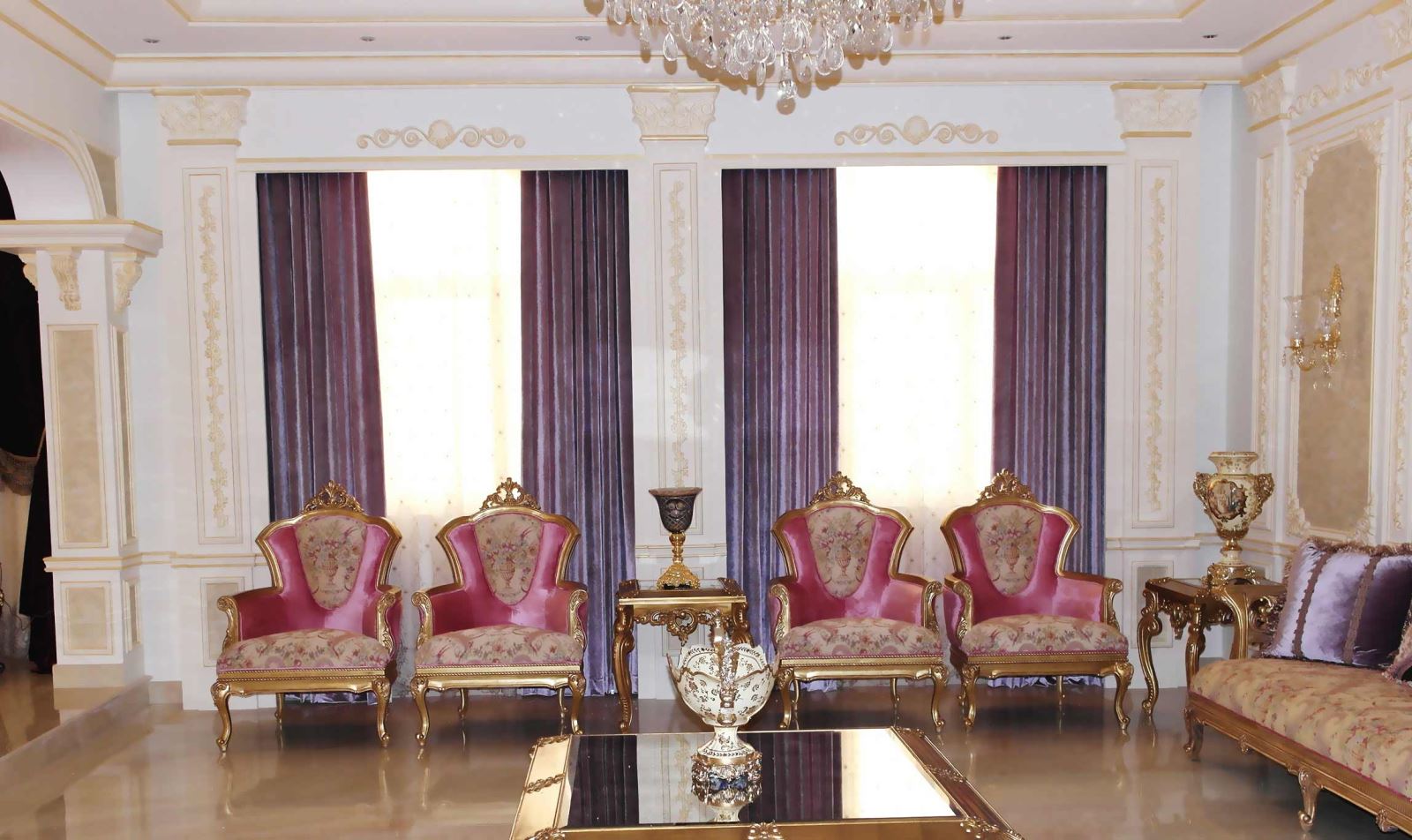 Rèm vải Sơn Quỳnh giúp phòng khách tựa không gian Hoàng gia sang trọng. 