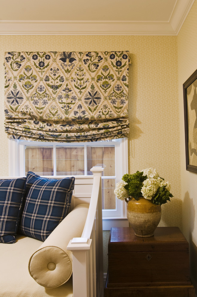 Rèm Roman Sơn Quỳnh là điểm nhấn ấn tượng cho phòng khách biệt thự cổ điển.