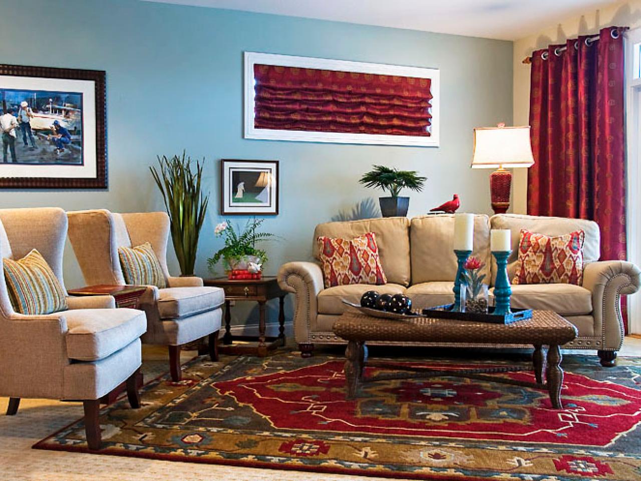 Không gian phòng khách tràn ngập sắc Xuân với thiết kế rèm vải ấn tượng.