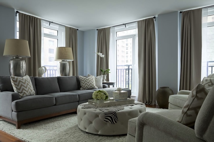 Sự hòa hợp về màu sắc của rèm cửa và không gian nội thất mang đến sự tinh tế cho căn phòng.